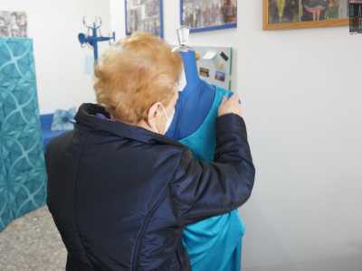 E mentre Nunzia sistema con cura un vestito celeste da rammendare su un manichino, ci racconta la sua storia